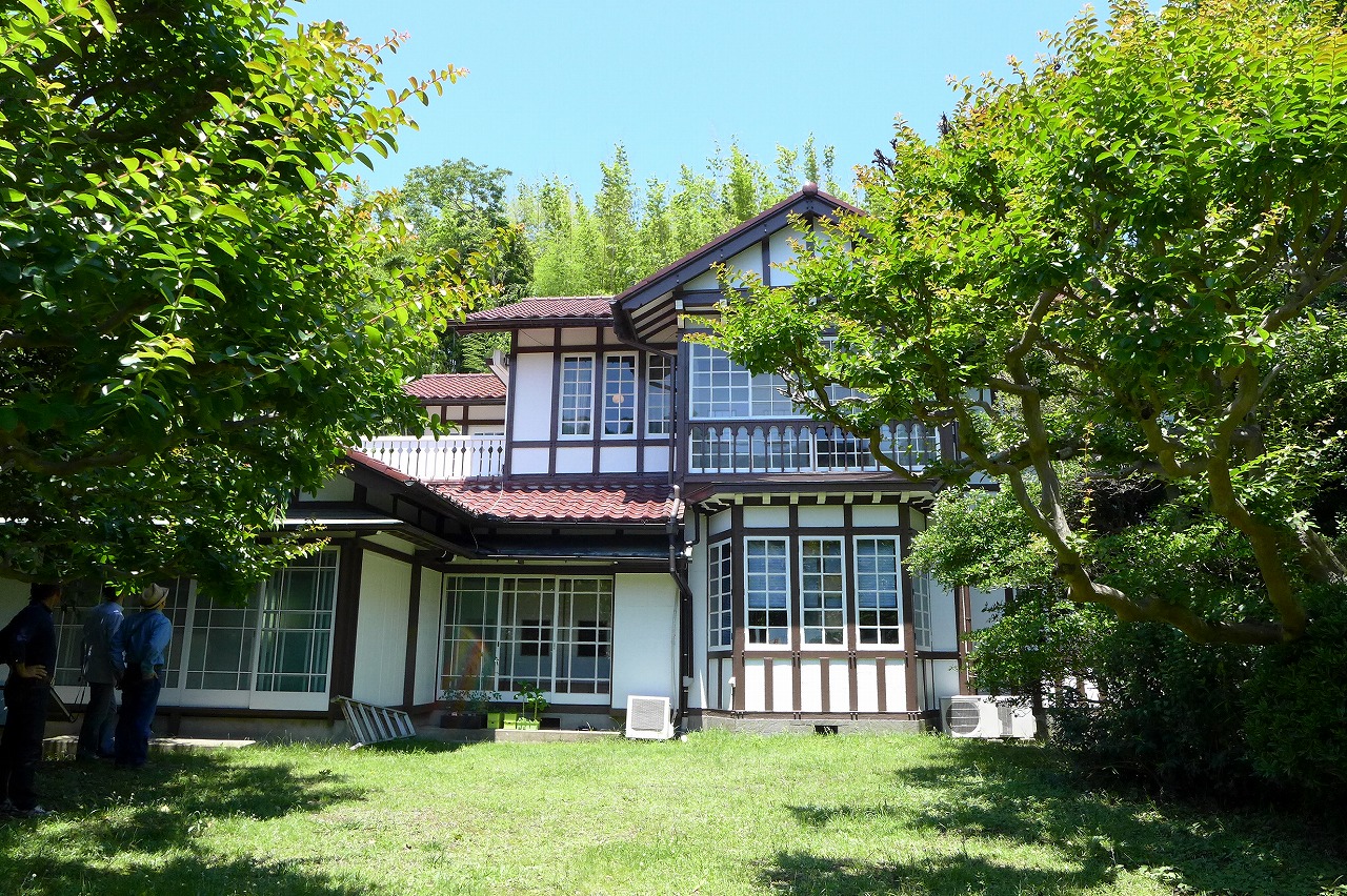 歴史的建物を見学しながら歩く人々