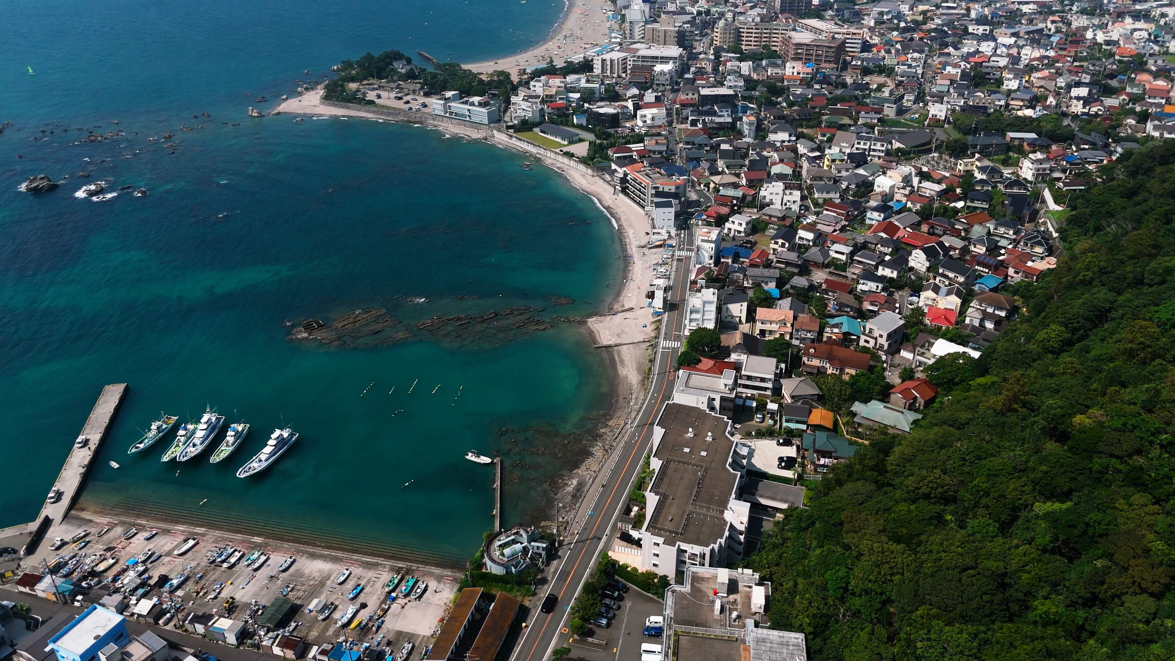 海と山のあいだに広がる葉山の町並みを空から望む