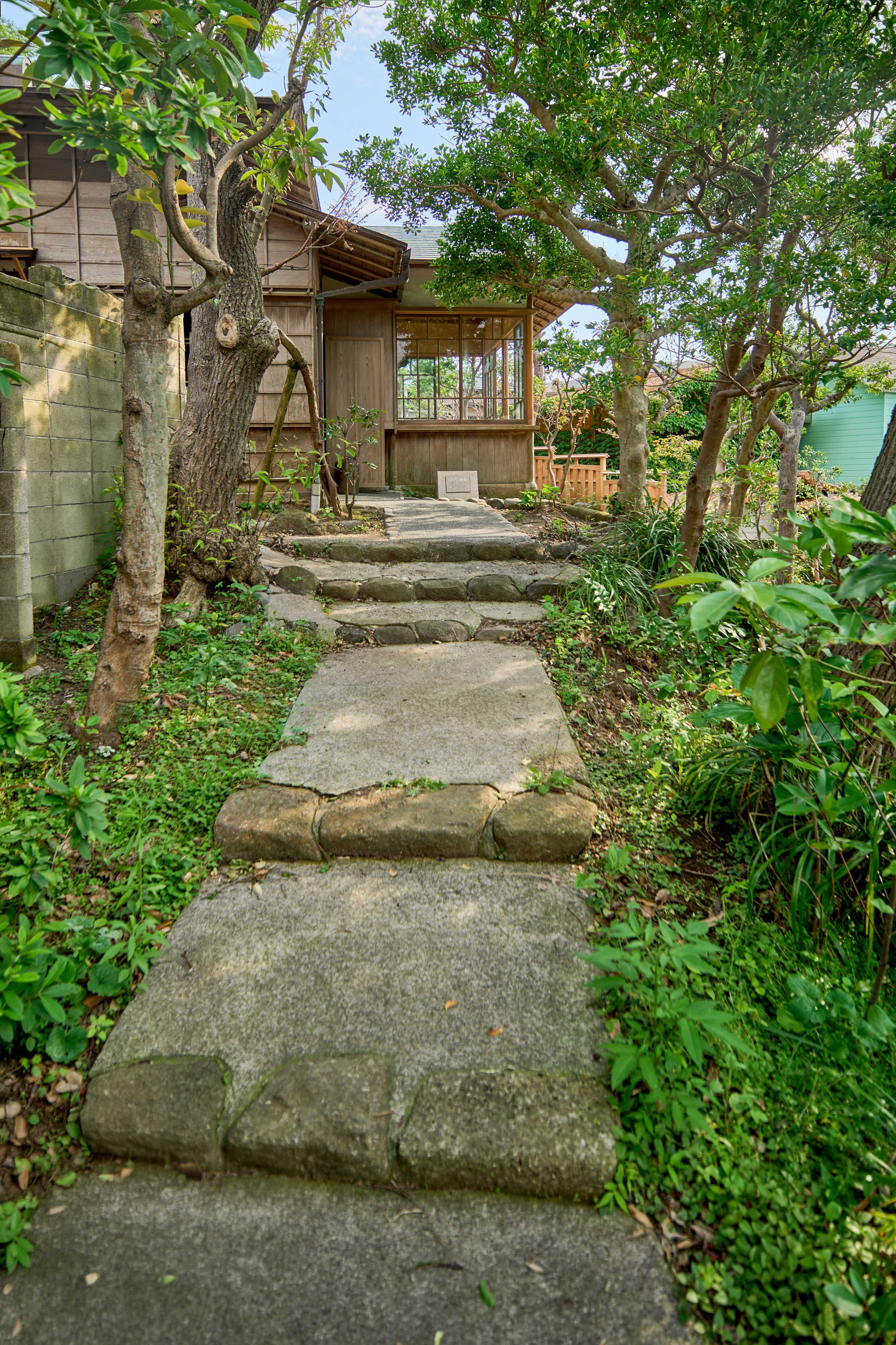 雨の念佛荘 アプローチ